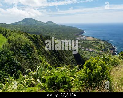 Paysage près de Praia do Norte près de la réserve naturelle Vulcao dos Capelinhos. L'île de Faial, une île des Açores dans l'océan Atlantique. Les Açores a Banque D'Images