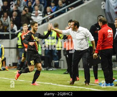 L'Eden Hazard de Belgique, à gauche, obtient un haut cinq de l'entraîneur Marc Wilmot après le but de Hazard 0-2 dans le match de football amical entre la Suède et la Belgique à Friends Arena à Solna, Suède, dimanche 1er juin 2014. Banque D'Images