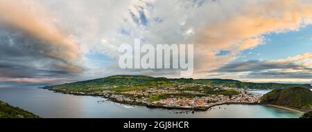 Horta, la ville principale de Faial. Volcan Cabeco Gordo en arrière-plan. L'île de Faial, une île des Açores dans l'océan Atlantique. Les Açores sont une Banque D'Images