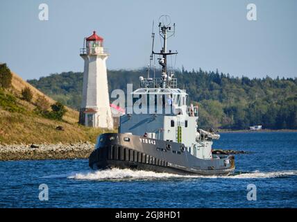 CFAV GLENBROOK YTB643 bateau à remorqueurs naviguant au-delà du phare de George Island dans le port de Halifax. Halifax, Canada. 7 septembre 2021. Banque D'Images