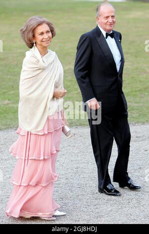 STOCKHOLM 20060429 la reine Sofia et le roi Juan Carlos d'Espagne arrivent au dîner privé du roi Carl Gustaf au palais Drottningholm, près de Stockholm, Suède, le 29 avril 2006. 300 invités ont été invités au dîner privé samedi. Le roi Carl Gustaf de Suède célèbre officiellement son 60e anniversaire dimanche 30 avril. Photo Hakan Mosvold Larsen / SCANPIX Code 20520 Banque D'Images