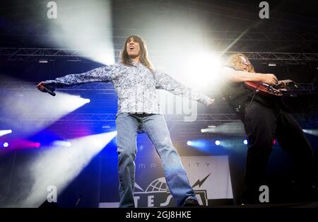 SOLVESBORG 2014-06-05 Jeff Keith, chanteur et Frank Hannon, guitariste du groupe américain Telsa, se présente sur scène lors du festival de musique suédois Sweden Rock à Solvesborg, dans le sud de la Suède, le 05 juin 2014. Photo: Fredrik Sandberg / TT / code 10080 Banque D'Images