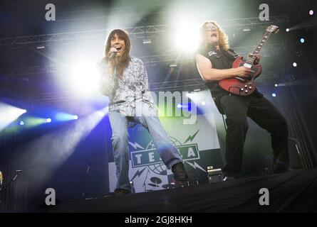 SOLVESBORG 2014-06-05 Jeff Keith, chanteur et Frank Hannon, guitariste du groupe américain Telsa, se présente sur scène lors du festival de musique suédois Sweden Rock à Solvesborg, dans le sud de la Suède, le 05 juin 2014. Photo: Fredrik Sandberg / TT / code 10080 Banque D'Images