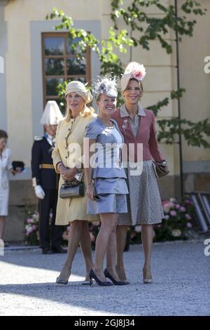 STOCKHOLM 20140608 Eva Maria O'Neill, mère de M. Christopher O'Neill, sœur Mme Tatjana d'Abo et Alice Bamford arrivant au baptême suédois de la princesse Leonore, Chapelle du palais Drottningholm, dimanche 8 juin 2014. Foto: SÃƒÂ ören Andersson / TT / Kod 1037 Banque D'Images