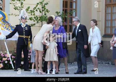 STOCKHOLM 20140608 Crown Princess Victoria accueille la sœur du roi Carl Gustaf, la princesse Christina, avec le mari Tord Magnuson, au baptême de la princesse Leonore à la chapelle du palais Drottningholm, le dimanche 8 juin 2014. Foto: Soren Andersson / TT / Kod 1037 Banque D'Images