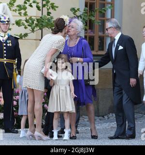 STOCKHOLM 20140608 Crown Princess Victoria accueille la sœur du roi Carl Gustaf, la princesse Christina, avec le mari Tord Magnuson, au baptême de la princesse Leonore à la chapelle du palais Drottningholm, le dimanche 8 juin 2014. Foto: Soren Andersson / TT / Kod 1037 Banque D'Images