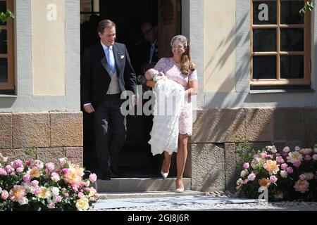 STOCKHOLM 20140608 Princesse Madeleine avec la princesse Leonore et Christoipher O´Neill après la cérémonie de baptême de la princesse Leonore dans la chapelle du palais royal de Drottningholm près de Stockholm, Suède 8 juin 2014. La princesse Leonore est la fille de la princesse Madeleine de Suède et de M. Christopher O´Neill et la petite-fille du roi Carl XVI Gustaf de Suède. Le palais Drottningholm est la résidence du roi Carl Gustaf et de la reine Silvia. Foto: Soren Andersson / TT / Kod 1037 Banque D'Images