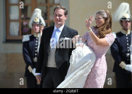 STOCKHOLM 20140608 Princesse Madeleine avec la princesse Leonore et Christoipher O´Neill après la cérémonie de baptême de la princesse Leonore dans la chapelle du palais royal de Drottningholm près de Stockholm, Suède 8 juin 2014. La princesse Leonore est la fille de la princesse Madeleine de Suède et de M. Christopher O´Neill et la petite-fille du roi Carl XVI Gustaf de Suède. Le palais Drottningholm est la résidence du roi Carl Gustaf et de la reine Silvia. Foto: Soren Andersson / TT / Kod 1037 Banque D'Images