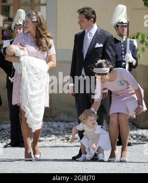 STOCKHOLM 20140608 la princesse Madeleine avec la princesse Leonore, Patrick Sommerlat et la princesse Victoria avec la princesse Estelle après la cérémonie de baptême de la princesse Leonore dans la chapelle du palais royal de Drottningholm près de Stockholm, Suède 8 juin 2014. La princesse Leonore est la fille de la princesse Madeleine de Suède et de M. Christopher OÃ‚Neill et la petite-fille du roi Carl XVI Gustaf de Suède. Le palais Drottningholm est la résidence du roi Carl Gustaf et de la reine Silvia. Foto: SÃƒÂ ören Andersson / TT / Kod 1037 Banque D'Images