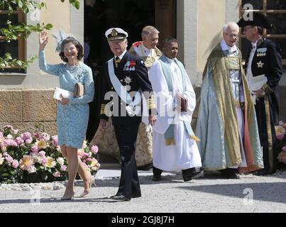 STOCKHOLM 20140608 le roi Carl Gustaf et la reine Silvia après la cérémonie de baptême de la princesse Leonore dans la chapelle du palais royal de Drottningholm près de Stockholm, Suède 8 juin 2014. La princesse Leonore est la fille de la princesse Madeleine de Suède et de M. Christopher OÃ‚Neill et la petite-fille du roi Carl XVI Gustaf de Suède. Le palais Drottningholm est la résidence du roi Carl Gustaf et de la reine Silvia. Foto: SÃƒÂ ören Andersson / TT / Kod 1037 Banque D'Images