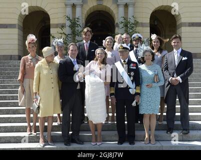 STOCKHOLM 20140608 du banc arrière gauche; Tatjana d'Abo, Alice Bamford, comte Ernst Abensperg und Traun, princesse Victoria, prince Daniel avec la princesse Estelle, prince Carl Philip, Louise Gottlieb et Patrick Sommerlath. Première rangée de leif Eva Marie OÃ‚Neill, Christopher OÃ‚Neill. La princesse Madeleine avec la princesse Leonore, le roi Carl Gustaf et la reine Silvia après la cérémonie de baptême de la princesse Leonore dans la chapelle du palais royal de Drottningholm près de Stockholm, Suède 8 juin 2014. La princesse Leonore est la fille de la princesse Madeleine de Suède et de M. Christopher OÃ‚Neill et du g Banque D'Images