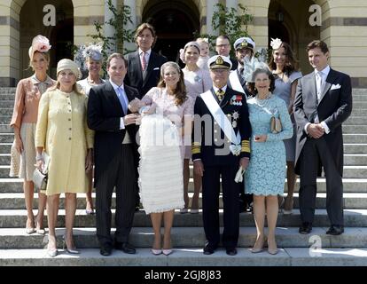 STOCKHOLM 20140608 du banc arrière gauche; Tatjana d'Abo, Alice Bamford, comte Ernst Abensperg und Traun, princesse Victoria, prince Daniel avec la princesse Estelle, prince Carl Philip, Louise Gottlieb et Patrick Sommerlath. Première rangée de leif Eva Marie OÃ‚Neill, Christopher OÃ‚Neill. La princesse Madeleine avec la princesse Leonore, le roi Carl Gustaf et la reine Silvia après la cérémonie de baptême de la princesse Leonore dans la chapelle du palais royal de Drottningholm près de Stockholm, Suède 8 juin 2014. La princesse Leonore est la fille de la princesse Madeleine de Suède et de M. Christopher OÃ‚Neill et du g Banque D'Images