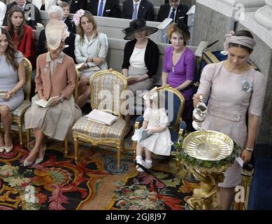 STOCKHOLM 20140608 Crown Princess Victoria avec la princesse Estelle lors de la cérémonie de baptême de la princesse Leonore dans la chapelle du palais royal de Drottningholm près de Stockholm, Suède 8 juin 2014. La princesse Leonore est la fille de la princesse Madeleine de Suède et de M. Christopher O´Neill et la petite-fille du roi Carl XVI Gustaf de Suède. Le palais Drottningholm est la résidence du roi Carl Gustaf et de la reine Silvia. Foto Bertil Ericson / TT / Kod 10000 Banque D'Images