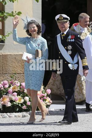 STOCKHOLM 20140608 le roi Carl Gustaf et la reine Silvia après la cérémonie de baptême de la princesse Leonore dans la chapelle du palais royal de Drottningholm près de Stockholm, Suède 8 juin 2014. La princesse Leonore est la fille de la princesse Madeleine de Suède et de M. Christopher OÃ‚Neill et la petite-fille du roi Carl XVI Gustaf de Suède. Le palais Drottningholm est la résidence du roi Carl Gustaf et de la reine Silvia. Foto: SÃƒÂ ören Andersson / TT / Kod 1037 Banque D'Images