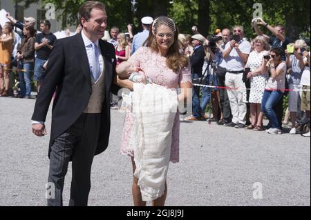 STOCKHOLM 20140608 Princesse Madeleine avec la princesse Leonore et Christoipher O´Neill après la cérémonie de baptême de la princesse Leonore dans la chapelle du palais royal de Drottningholm près de Stockholm, Suède 8 juin 2014. La princesse Leonore est la fille de la princesse Madeleine de Suède et de M. Christopher O´Neill et la petite-fille du roi Carl XVI Gustaf de Suède. Le palais Drottningholm est la résidence du roi Carl Gustaf et de la reine Silvia. Foto Bertil Ericson / TT / Kod 10000 Banque D'Images