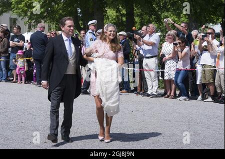 STOCKHOLM 20140608 Princesse Madeleine avec la princesse Leonore et Christoipher O´Neill après la cérémonie de baptême de la princesse Leonore dans la chapelle du palais royal de Drottningholm près de Stockholm, Suède 8 juin 2014. La princesse Leonore est la fille de la princesse Madeleine de Suède et de M. Christopher O´Neill et la petite-fille du roi Carl XVI Gustaf de Suède. Le palais Drottningholm est la résidence du roi Carl Gustaf et de la reine Silvia. Foto Bertil Ericson / TT / Kod 10000 Banque D'Images