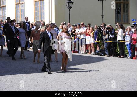 STOCKHOLM 20140608 Princesse Madeleine avec la princesse Leonore et Christoipher O´Neill après la cérémonie de baptême de la princesse Leonore dans la chapelle du palais royal de Drottningholm près de Stockholm, Suède 8 juin 2014. La princesse Leonore est la fille de la princesse Madeleine de Suède et de M. Christopher O´Neill et la petite-fille du roi Carl XVI Gustaf de Suède. Le palais Drottningholm est la résidence du roi Carl Gustaf et de la reine Silvia. Foto Bertil Ericson / TT / Kod 10000 Banque D'Images