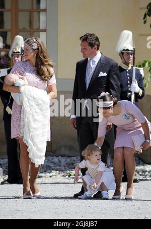 STOCKHOLM 20140608 la princesse Madeleine avec la princesse Leonore, Patrick Sommerlath et la princesse Victoria avec la princesse Estelle après la cérémonie de baptême de la princesse Leonore dans la chapelle du palais royal de Drottningholm près de Stockholm, Suède 8 juin 2014. La princesse Leonore est la fille de la princesse Madeleine de Suède et de M. Christopher O´Neill et la petite-fille du roi Carl XVI Gustaf de Suède. Le palais Drottningholm est la résidence du roi Carl Gustaf et de la reine Silvia. Foto: Soren Andersson / TT / Kod 1037 Banque D'Images