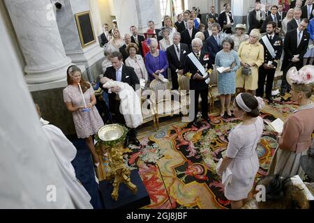 STOCKHOLM 20140608 Princess Madeleine, Christopher OÃ‚Neill avec la princesse Leonore, le roi Carl Gustaf, la reine Silvia, Eva Marie OÃ‚Neill, le prince Carl Philip, Le Prince Daniel et la Princesse de la Couronne avec dos à la caméra lors de la cérémonie de baptême de la princesse Leonore dans la chapelle du Palais royal de Drottningholm près de Stockholm, Suède 8 juin 2014. La princesse Leonore est la fille de la princesse Madeleine de Suède et de M. Christopher OÃ‚Neill et la petite-fille du roi Carl XVI Gustaf de Suède. Le palais Drottningholm est la résidence du roi Carl Gustaf et de la reine Silvia. Foto Bertil Ericson / TT Banque D'Images