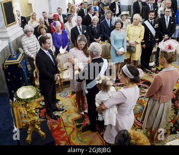 STOCKHOLM 20140608 Christopher‚Neill, Princesse Madeleine avec la princesse Leonore, le roi Carl Gustaf, la reine Silvia, Eva Marie‚Neill, le prince Carl Philip, Le Prince Daniel et la Princesse de la Couronne avec dos à la caméra lors de la cérémonie de baptême de la princesse Leonore dans la chapelle du Palais royal de Drottningholm près de Stockholm, Suède 8 juin 2014. La princesse Leonore est la fille de la princesse Madeleine de Suède et de M. Christopher OÃ‚Neill et la petite-fille du roi Carl XVI Gustaf de Suède. Le palais Drottningholm est la résidence du roi Carl Gustaf et de la reine Silvia. Foto Bertil Ericson / TT Banque D'Images