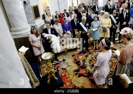 STOCKHOLM 20140608 Princess Madeleine, Christopher OÃ‚Neill avec la princesse Leonore, le roi Carl Gustaf, la reine Silvia, Eva Marie OÃ‚Neill, le prince Carl Philip, Le Prince Daniel et la Princesse de la Couronne avec dos à la caméra lors de la cérémonie de baptême de la princesse Leonore dans la chapelle du Palais royal de Drottningholm près de Stockholm, Suède 8 juin 2014. La princesse Leonore est la fille de la princesse Madeleine de Suède et de M. Christopher OÃ‚Neill et la petite-fille du roi Carl XVI Gustaf de Suède. Le palais Drottningholm est la résidence du roi Carl Gustaf et de la reine Silvia. Foto Bertil Ericson / TT Banque D'Images