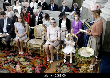 STOCKHOLM 20140608 L-R : Patrick Sommerlath, Louise Gottlieb, Tatjana d'Abo et la princesse Victoria avec la princesse Estelle lors de la cérémonie de baptême de la princesse Leonore dans la chapelle du palais royal de Drottningholm près de Stockholm, Suède 8 juin 2014. Photo Bertil Ericson / TT / Kod 10000 Banque D'Images