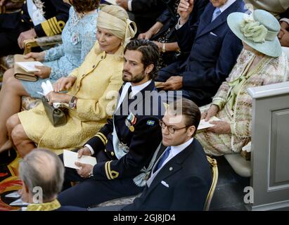 STOCKHOLM 20140608 Eva O'Neill, le prince Carl Philip et le prince Daniel lors de la cérémonie de baptême de la princesse Leonore dans la chapelle du palais royal de Drottningholm près de Stockholm, Suède 8 juin 2014. Photo Henrik Montgomery / TT / Kod 10000 Banque D'Images