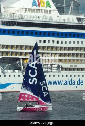 STOCKHOLM 2014-06-12 le bateau Volvo Ocean 65 est nain par le croiseur Aidamar dans le port de Stockholm, Suède, le 6 juin 2014. Le bateau, avec un équipage entièrement féminin, va concourir dans la Volvo Ocean Race 2014, une course de neuf jambes autour du monde, couvrant plus de 38,000 miles photo Leif Blom / TT Code 50080 Banque D'Images