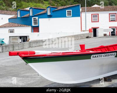 Bateau traditionnel pour la chasse à la baleine, arrière-plan du musée de la chasse à la baleine. Village Lajes do Pico sur l'île de Pico, une île des Açores dans l'océan Atlantique. (EDI Banque D'Images