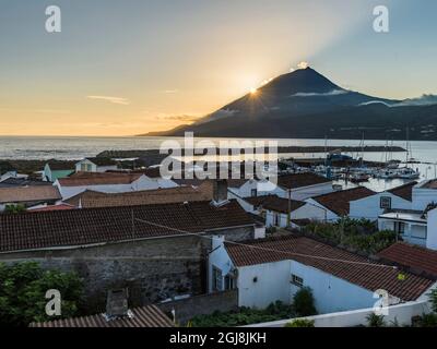 Coucher de soleil sur vulcano Pico. Village Lajes do Pico sur l'île de Pico, une île des Açores dans l'océan Atlantique. Les Açores sont une région autonome de Banque D'Images