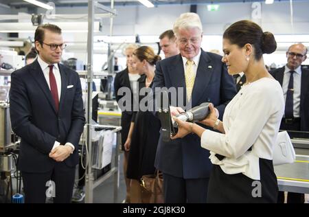 REYKJAVIK 20140618 la princesse Crown Victoria et le prince Daniel sont présentés comme une jambe bionique à la compagnie de prothèses Ossur à Reykjavik, en Islande, le 18 juin 2014. Le couple Crown Princess effectue une visite officielle de deux jours en Islande. Foto: Pontus Lundahl / TT / Kod 10050 Banque D'Images