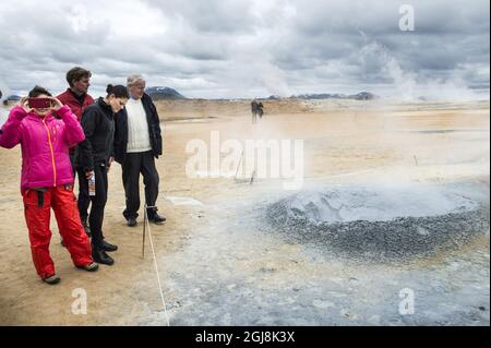 REYKJAVIK 20140619 la princesse Victoria, le prince Daniel et le président islandais Olafur Ragnar Grimsson et son épouse Dorrit Moussaieff visitent les sources de soufre géothermique de HÃºsavÃ­k. Le couple Crown Princess effectue une visite officielle de deux jours en Islande. Foto: Pontus Lundahl / TT / Kod 10050 Banque D'Images