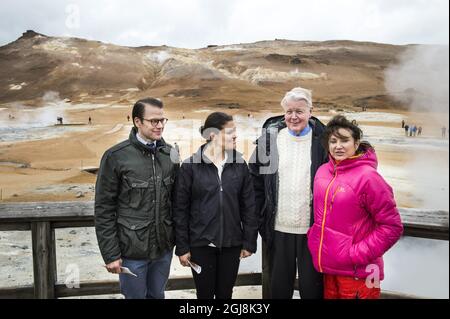 REYKJAVIK 20140619 la princesse Victoria, le prince Daniel et le président islandais Olafur Ragnar Grimsson et son épouse Dorrit Moussaieff visitent les sources de soufre géothermique de HÃºsavÃ­k. Le couple Crown Princess effectue une visite officielle de deux jours en Islande. Foto: Pontus Lundahl / TT / Kod 10050 Banque D'Images