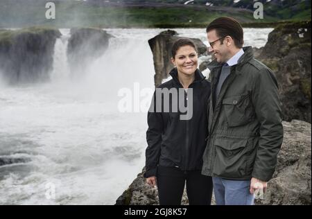 REYKJAVIK 20140618 Crown Princess Victoria et Prince Daniel visitent la spectaculaire cascade Godafoss dans le centre-nord de l'Islande. Le couple Crown Princess effectue une visite officielle de deux jours en Islande. Foto: Pontus Lundahl / TT / Kod 10050 Banque D'Images