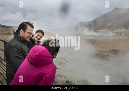 REYKJAVIK 20140619 la princesse Victoria, le prince Daniel et le président islandais Olafur Ragnar Grimsson et son épouse Dorrit Moussaieff visitent les sources de soufre géothermique de HÃºsavÃ­k. Le couple Crown Princess effectue une visite officielle de deux jours en Islande. Foto: Pontus Lundahl / TT / Kod 10050 Banque D'Images