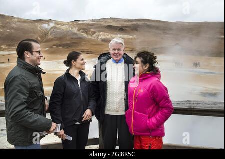 REYKJAVIK 20140619 la princesse Victoria, le prince Daniel et le président islandais Olafur Ragnar Grimsson et son épouse Dorrit Moussaieff visitent les sources de soufre géothermique de HÃºsavÃ­k. Le couple Crown Princess effectue une visite officielle de deux jours en Islande. Foto: Pontus Lundahl / TT / Kod 10050 Banque D'Images