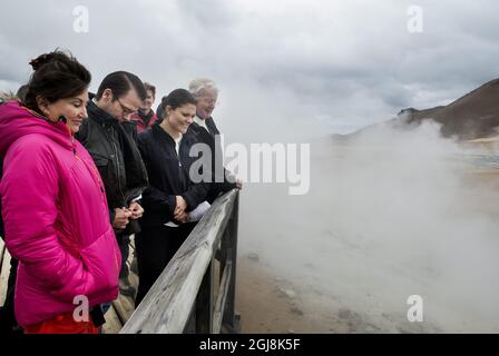 REYKJAVIK 20140619 la princesse Victoria, le prince Daniel et le président islandais Olafur Ragnar Grimsson et son épouse Dorrit Moussaieff visitent les sources de soufre géothermique de HÃºsavÃ­k. Le couple Crown Princess effectue une visite officielle de deux jours en Islande. Foto: Pontus Lundahl / TT / Kod 10050 Banque D'Images