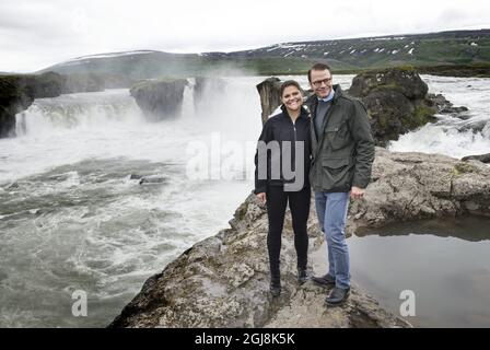 REYKJAVIK 20140618 Crown Princess Victoria et Prince Daniel visitent la spectaculaire cascade Godafoss dans le centre-nord de l'Islande. Le couple Crown Princess effectue une visite officielle de deux jours en Islande. Foto: Pontus Lundahl / TT / Kod 10050 Banque D'Images