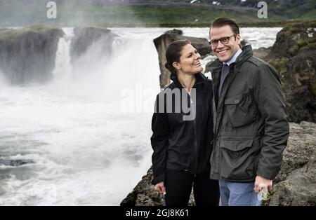 REYKJAVIK 20140618 Crown Princess Victoria et Prince Daniel visitent la spectaculaire cascade Godafoss dans le centre-nord de l'Islande. Le couple Crown Princess effectue une visite officielle de deux jours en Islande. Foto: Pontus Lundahl / TT / Kod 10050 Banque D'Images