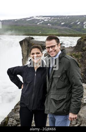 REYKJAVIK 20140618 Crown Princess Victoria et Prince Daniel visitent la spectaculaire cascade Godafoss dans le centre-nord de l'Islande. Le couple Crown Princess effectue une visite officielle de deux jours en Islande. Foto: Pontus Lundahl / TT / Kod 10050 Banque D'Images