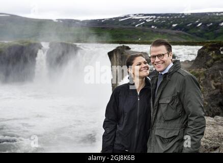 REYKJAVIK 20140618 Crown Princess Victoria et Prince Daniel visitent la spectaculaire cascade Godafoss dans le centre-nord de l'Islande. Le couple Crown Princess effectue une visite officielle de deux jours en Islande. Foto: Pontus Lundahl / TT / Kod 10050 Banque D'Images