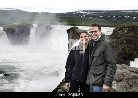 REYKJAVIK 20140618 Crown Princess Victoria et Prince Daniel visitent la spectaculaire cascade Godafoss dans le centre-nord de l'Islande. Le couple Crown Princess effectue une visite officielle de deux jours en Islande. Foto: Pontus Lundahl / TT / Kod 10050 Banque D'Images