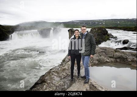 REYKJAVIK 20140618 Crown Princess Victoria et Prince Daniel visitent la spectaculaire cascade Godafoss dans le centre-nord de l'Islande. Le couple Crown Princess effectue une visite officielle de deux jours en Islande. Foto: Pontus Lundahl / TT / Kod 10050 Banque D'Images