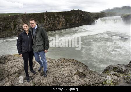 REYKJAVIK 20140618 Crown Princess Victoria et Prince Daniel visitent la spectaculaire cascade Godafoss dans le centre-nord de l'Islande. Le couple Crown Princess effectue une visite officielle de deux jours en Islande. Foto: Pontus Lundahl / TT / Kod 10050 Banque D'Images