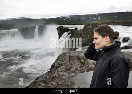 REYKJAVIK 20140618 Crown Princess Victoria et Prince Daniel visitent la spectaculaire cascade Godafoss dans le centre-nord de l'Islande. Le couple Crown Princess effectue une visite officielle de deux jours en Islande. Foto: Pontus Lundahl / TT / Kod 10050 Banque D'Images