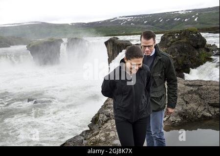 REYKJAVIK 20140618 Crown Princess Victoria et Prince Daniel visitent la spectaculaire cascade Godafoss dans le centre-nord de l'Islande. Le couple Crown Princess effectue une visite officielle de deux jours en Islande. Foto: Pontus Lundahl / TT / Kod 10050 Banque D'Images