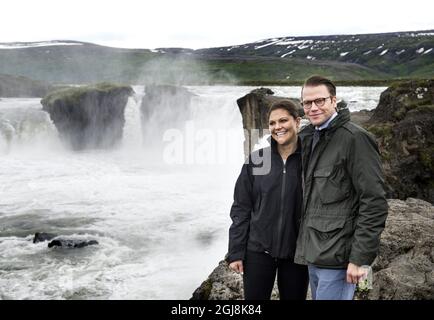 REYKJAVIK 20140618 Crown Princess Victoria et Prince Daniel visitent la spectaculaire cascade Godafoss dans le centre-nord de l'Islande. Le couple Crown Princess effectue une visite officielle de deux jours en Islande. Foto: Pontus Lundahl / TT / Kod 10050 Banque D'Images