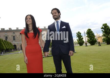 STOCKHOLM 20140627 le prince suédois Carl Philip, à droite, et Sofia Hellqvist, à gauche, ont annoncé leur engagement lors d'une conférence de presse au Palais de Stockholm, le vendredi 27 juin 2014. Foto: Jonas Ekstromer / TT / Kod 10030 Banque D'Images