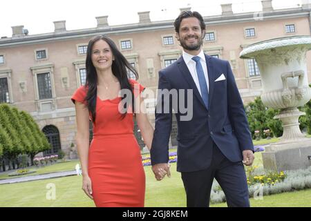 STOCKHOLM 20140627 le prince suédois Carl Philip, à droite, et Sofia Hellqvist, à gauche, ont annoncé leur engagement lors d'une conférence de presse au Palais de Stockholm, le vendredi 27 juin 2014. Foto: Jonas Ekstromer / TT / Kod 10030 Banque D'Images