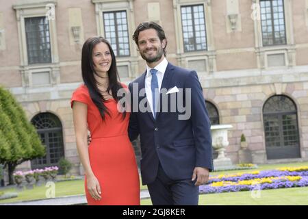 STOCKHOLM 20140627 le prince suédois Carl Philip, à droite, et Sofia Hellqvist, à gauche, ont annoncé leur engagement lors d'une conférence de presse au Palais de Stockholm, le vendredi 27 juin 2014. Foto: Jonas Ekstromer / TT / Kod 10030 Banque D'Images